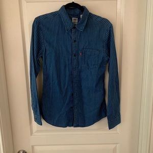 Levi’s size small slim fit button down
